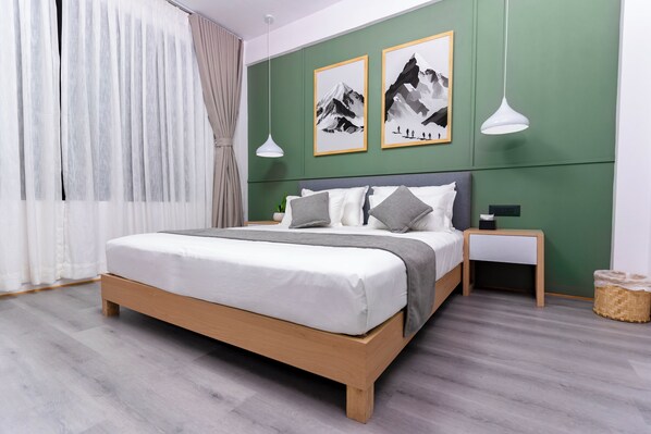 2 habitaciones, escritorio y tabla de planchar con plancha