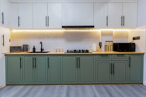 Frigorífico, microondas, placa de cocina y hervidor eléctrico