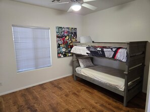 4 chambres, fer et planche à repasser, Wi-Fi gratuit, draps fournis