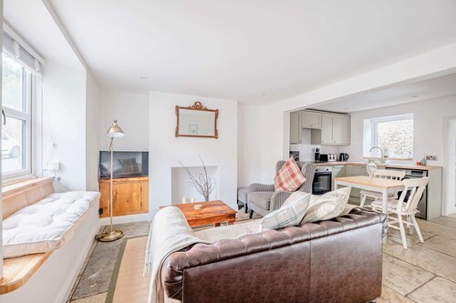 Cosy Cottage in Crewkerne, Free on Street Parking