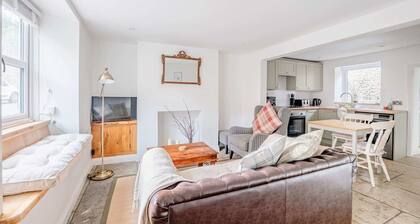 Cosy Cottage in Crewkerne, Free on Street Parking