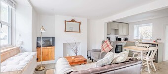 Cosy Cottage in Crewkerne, Free on Street Parking