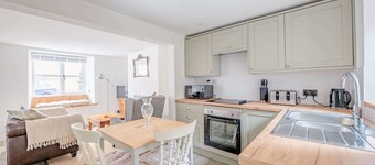 Cosy Cottage in Crewkerne, Free on Street Parking