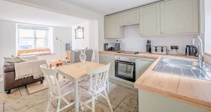 Cosy Cottage in Crewkerne, Free on Street Parking