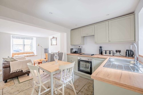 Cosy Cottage in Crewkerne, Free on Street Parking