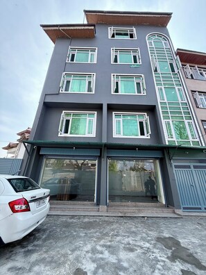 Property entrance - Hotel Alif Stay (Srinagar)