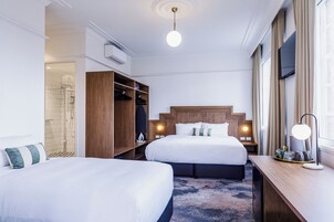 Quarto casal ou duplo, várias camas, para não fumantes, sacada | Camas com colchões pillow-top, escrivaninha