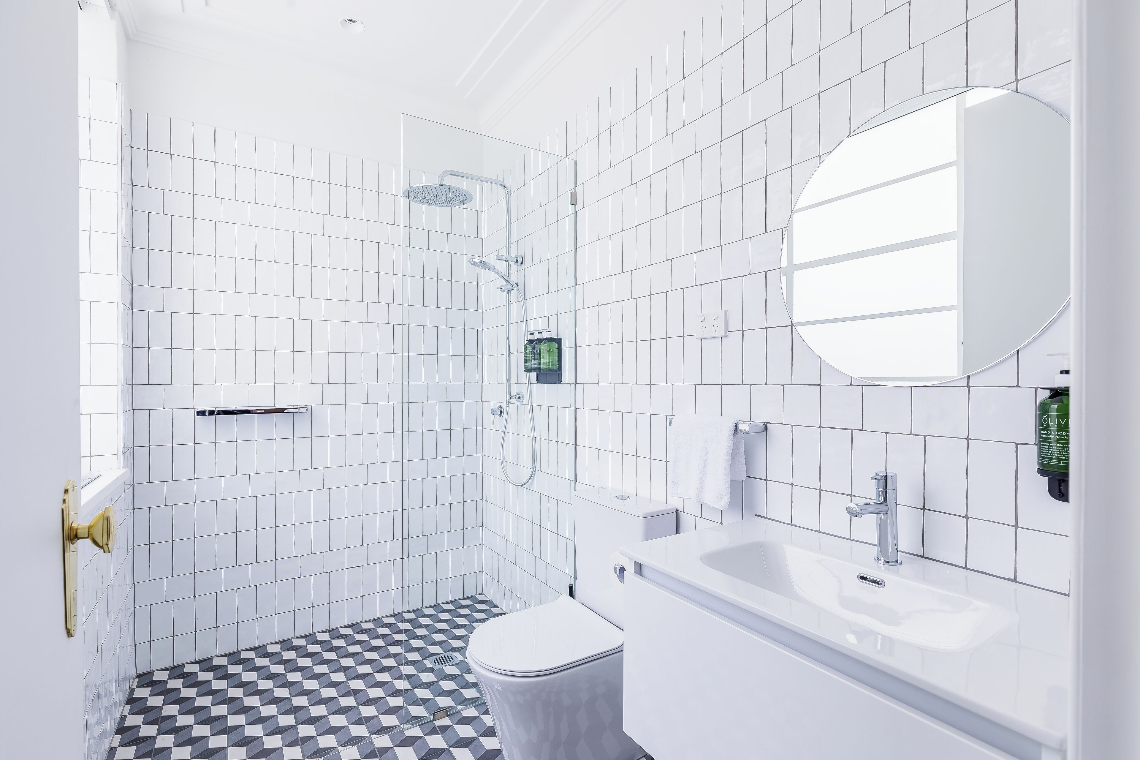Double Room, 1 King Bed, Non Smoking | Bathroom | Shower, hair dryer, towels, soap