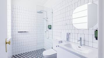 Double Room, 1 King Bed, Non Smoking | Bathroom | Shower, hair dryer, towels, soap