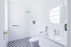 Chambre double, 1 très grand lit, non-fumeur | Salle de bain | Douche, séchoir à cheveux, serviettes fournies, savon