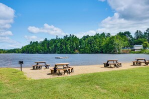Outdoor dining - Haverhill Mtn Retreat: Hike, Ski, Relax in Hot Tub (Woodsville)