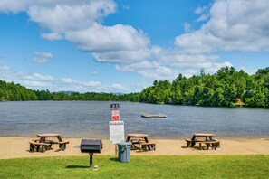 Outdoor dining - Haverhill Mtn Retreat: Hike, Ski, Relax in Hot Tub (Woodsville)