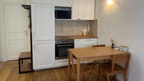 Kaffetrakter/tekoker, kjøleskap, mikrobølgeovn og ovn