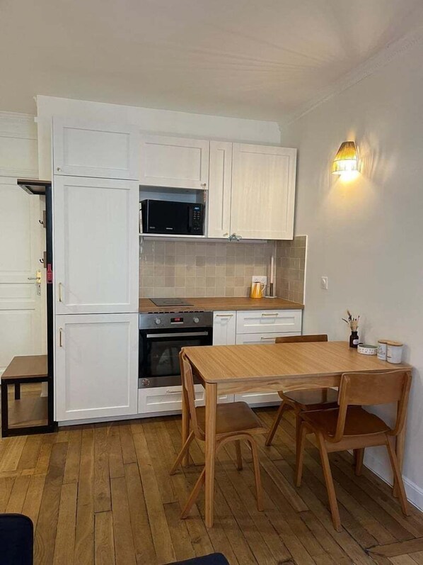 ثلاجة، ميكروويف، فرن، ماكينة لصنع القهوة/الشاي