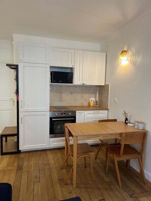 Kühlschrank, Mikrowelle, Ofen, Wasserkocher mit Kaffee-/Teezubehör