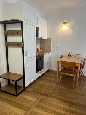 Kühlschrank, Mikrowelle, Ofen, Wasserkocher mit Kaffee-/Teezubehör