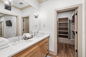 Suihku, hiustenkuivaaja, pyyhkeet, saippua