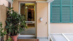 A corridor with a striped ceiling, a potted plant, and a door leading to a room. - Hotel 3 Cozy and Authentic Stay in Ventimiglia (Ventimiglia)