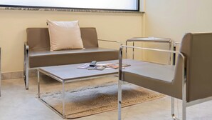 A modern room with a sofa, a small table, and a chair. - Hotel 3 Cozy and Authentic Stay in Ventimiglia (Ventimiglia)