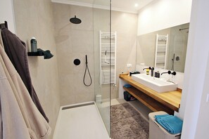 Regadera, secadora de cabello, toallas 
