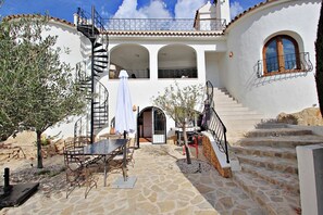 Outdoor dining - Felicidad - private pool & ocean view villa in Benissa (Benissa)