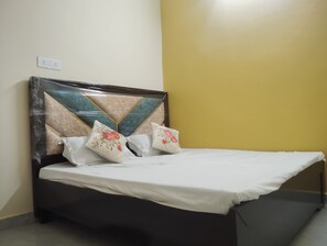 4 bedrooms, WiFi - Om Sadan Guest House Ayodhya Dhaam - Centrally Located Guest House In Holy City (Ayodhya)