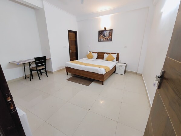 Desk, laptop workspace, free WiFi