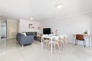 Living area - Smart Suites Self Check-in Apartments 6 Stockport (Acacia Ridge)