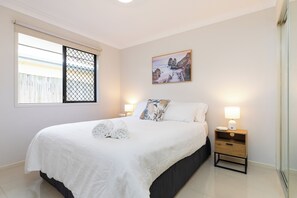 Desk, laptop workspace, iron/ironing board, free WiFi - Smart Suites Self Check-in Apartments 6 Stockport (Acacia Ridge)