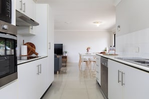 Fridge, microwave, oven, stovetop - Smart Suites Self Check-in Apartments 6 Stockport (Acacia Ridge)