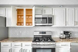 Een koelkast, een microgolfoven, een oven, een vaatwasser