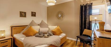 3 bedrooms, desk, iron/ironing board, travel crib