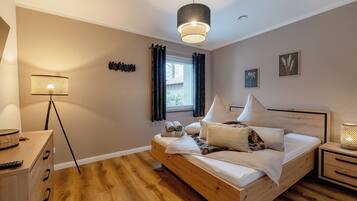 3 bedrooms, desk, iron/ironing board, travel crib