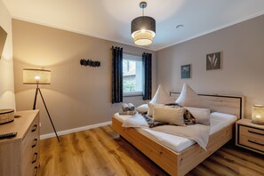3 bedrooms, desk, iron/ironing board, travel cot