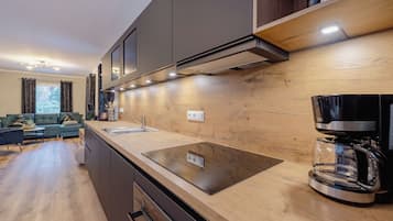 Geladeira, micro-ondas, fogão, cooktop