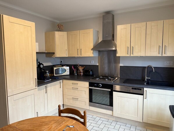 Fridge, oven, dishwasher, coffee/tea maker