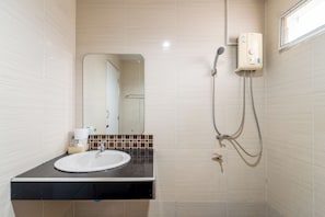 Studio Double (Hotel One Bedroom) | Bathroom | Shower, free toiletries, towels, soap - Sukhothai Porncharoen Resort (Kong Krailat)