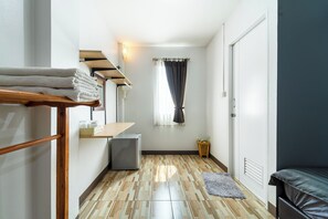 Family Room | Desk, free WiFi