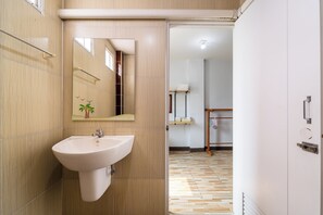 Familienzimmer | Badezimmer | Dusche, kostenlose Toilettenartikel, Handtücher, Seife