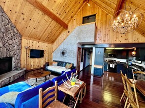 Een smart-tv en een open haard