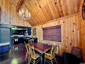 Dining - Superb treetop cabin with Blue Jay Bay view and WiFi in Lake Arrowhead (Lake Arrowhead)