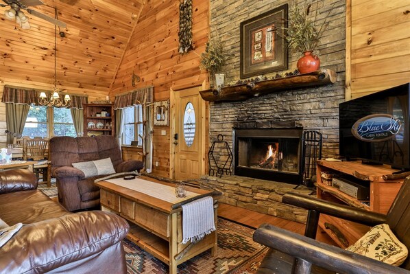 Smart TV, fireplace - Cabin Time | Mineral Bluff, GA (Mineral Bluff)