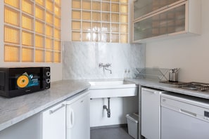Fridge, microwave, stovetop, dishwasher