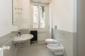 Sèche-cheveux, bidet, serviettes fournies, papier toilette