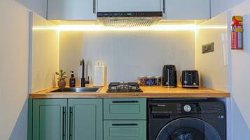 Réfrigérateur, micro-ondes, plaque de cuisson, bouilloire électrique