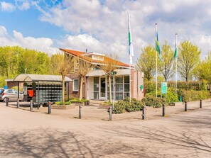 Exterior - Lovely holiday home in Zeewolde with a swimming pool (Zeewolde)
