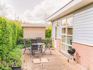 Outdoor dining - Lovely holiday home in Zeewolde with a swimming pool (Zeewolde)