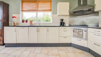 Frigorífico, microondas, placa de cocina y lavavajillas