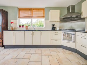 Kjøleskap, mikrobølgeovn, kokeplater og oppvaskmaskin