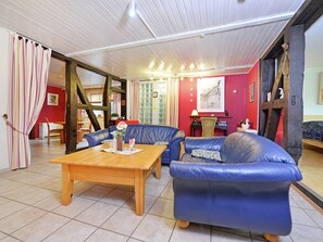 Televisie, een open haard, een dvd-speler en een stereo